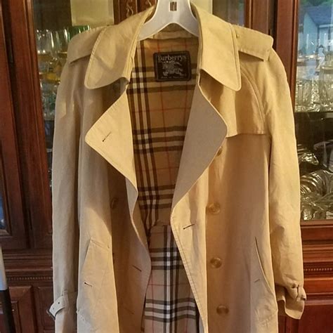 Shop Women's Burberry Size 6 Trench Coats at a discounted price at Poshmark. Description: Super unique style! Burberry signature Buttons in the back - super luxury look You will get compliments every time you wear it! Open armpit (pic 12) Signature buttons with Burberry logo front and back and on the sides Cotton U.S. size 6 Brand new without …